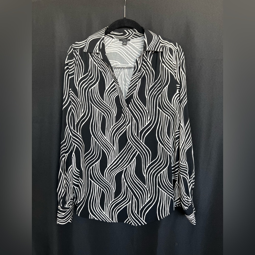 🖤 EUC ANN TAYLOR FACTORY Black & White Wavy Line V-Neck Blouse | Women’s Size XS